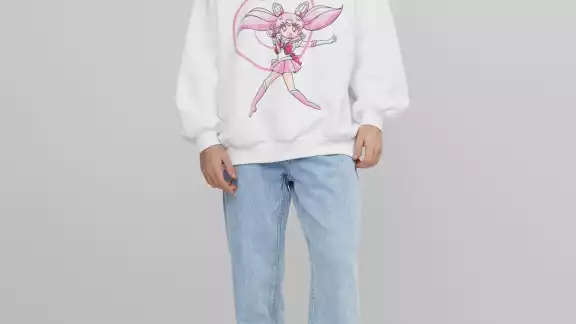 La compañía cuenta con sudaderas para hombres con los personajes de la famosa serie japonesa Foto: Bershka.com La compañía cuenta con sudaderas para hombres con los personajes de la famosa serie japonesa Foto: Bershka.com
