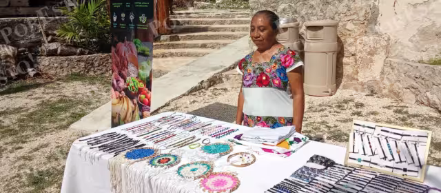 Durante 20 años ha sostenido su hogar y la educación de sus cuatro hijos; entre los productos que ofrece están atrapasueños y pulseras de chaquira