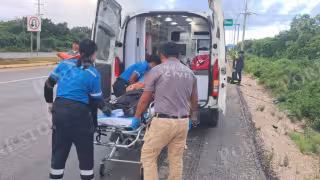 Automóvil impacta por alcance a motociclista en la carretera Playa del Carmen-Tulum