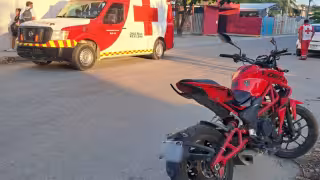 Conductor no respeta el alto  y provoca un accidente en la colonia Huracanes de Tulum