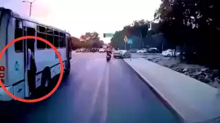 Exponen a chofer de TUCSA por manejar con un pasajero “colgado” de la puerta en Playa del Carmen