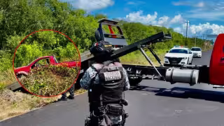 Camioneta sale de la carretera y termina entre la maleza en Paamul