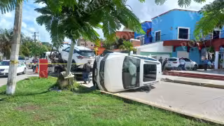 Camioneta termina volcada tras chocar contra un poste en la avenida Xel-Há de Cancún