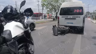 Motociclista termina debajo de una combi tras derrapar en la avenida Kabah de Cancún