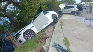 Auto deportivo choca contra camioneta y termina casi dentro del manglar en el boulevard Kukulcán de Cancún