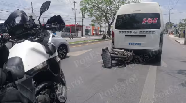 Motociclista termina debajo de una combi tras derrapar en la avenida Kabah de Cancún