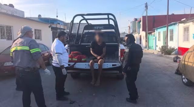 El hombre intentó escapar subiéndose al techo de la vivienda