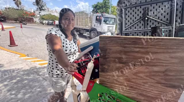 “El dinero no cae del cielo”: Madre soltera recorre Playa del Carmen vendiendo para sobrevivir