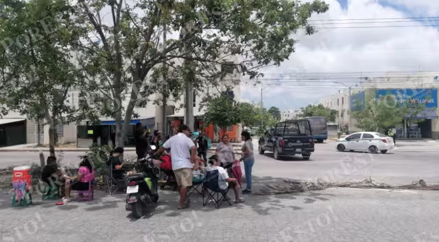 Con ramas, piedras y objetos bloquearon la vía para protestar