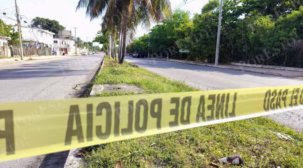 Hallan cuerpo envuelto en una sábana cerca de un campo deportivo en Cancún