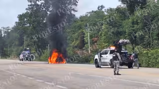 Vehículo se incendia y termina calcinado en la carretera federal 307