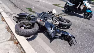 Motociclista termina con fractura expuesta tras ser chocado por una camioneta en el Blvd Kukulcán de Cancún