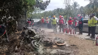 Motos de obreros terminan completamente calcinadas en el boulevard Kukulcán de Cancún