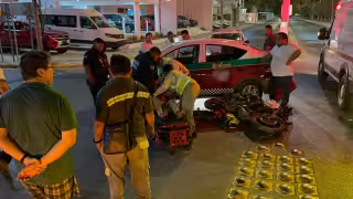 Taxi choca a motociclista y lo deja lesionado en Campeche