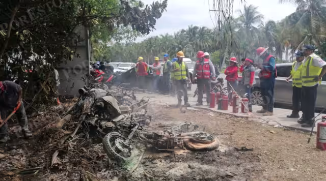 Motos de obreros terminal completamente calcinadas en el boulevard Kukulcán de Cancún