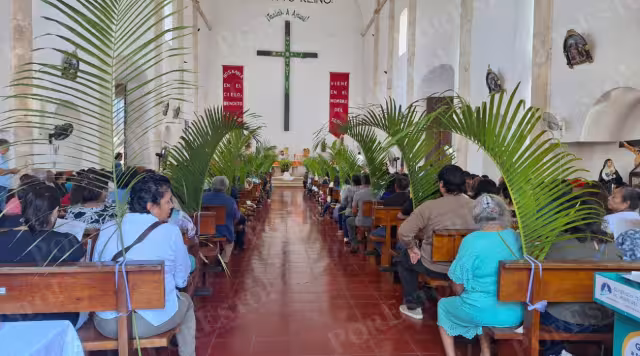 Familias de la zona maya participaron con palmas en mano como símbolo del inicio de la Semana Santa