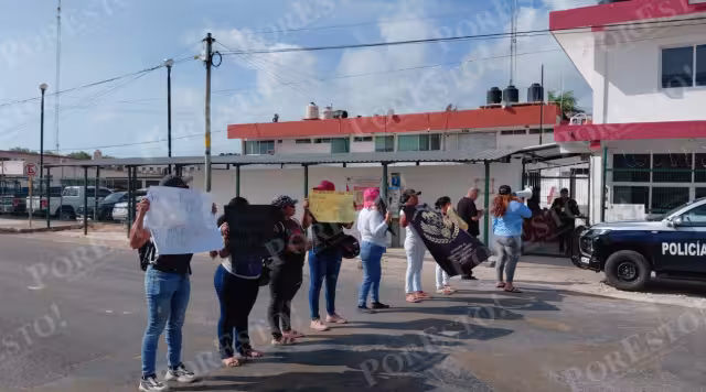 Familiares de reclusos bloquean carretera frente al Cereso de Chetumal por presuntos abusos