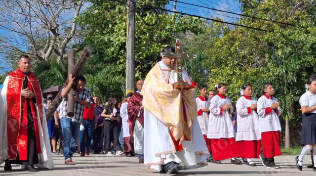 En el trayecto los fieles católicos recordaron cada una de las estaciones que represento la pasión de Cristo