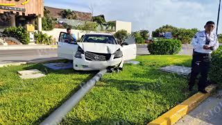 Conductora derriba poste tras perder el control en el bulevar Kukulcán de Cancún