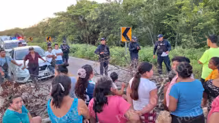 Habitantes de Santa Rosa retienen unidad de la CFE y levantan bloqueo de carretera