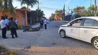 Choque entre taxi y motocicleta deja un lesionado en la colonia Rojo Gómez en Felipe Carrillo Puerto
