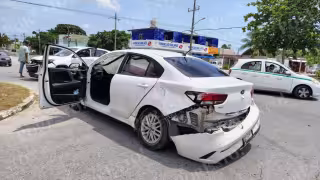 Conductor no respeta el alto y provoca aparatoso accidente en la Región 227 de Cancún