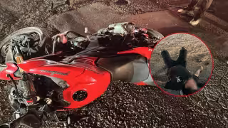 Motociclista se accidenta en Cancún y descubren que llevaba un arma de fuego y droga