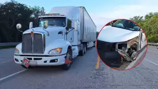 Choque entre un trailer y camioneta en Felipe Carrillo Puerto deja daños materiales y cero lesionados