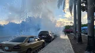 Camioneta se incendia por presunta falla mecánica en la avenida de la Luna en Cancún