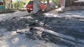 Vecinos de Barrio Maya en Cancún continúan con lodazal de heces fecales y exigen limpieza de calles