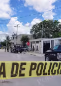 Al parecer, dos agresores llegaron en una moto, uno de ellos descendió para disparar en repetidas ocasiones contra la mujer y ambos escaparon del sitio