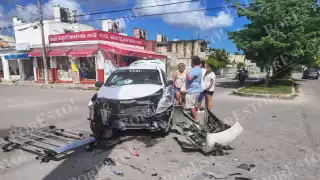 Tras el impacto, ambos vehículos quedaron atravesados en el cruce, generando un bloqueo parcial que dificultó la circulación por varios minutos