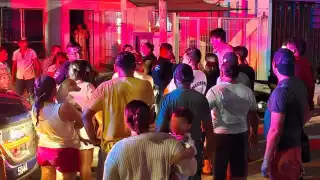 Uno de los invitados de la fiesta comenzó a golpear el coche del conductor, quien aceleró