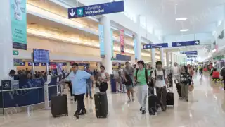 La empresa mantiene este lunes todas sus operaciones suspendidas tras la decisión de sus 10,000 auxiliares de vuelo de seguir en huelga