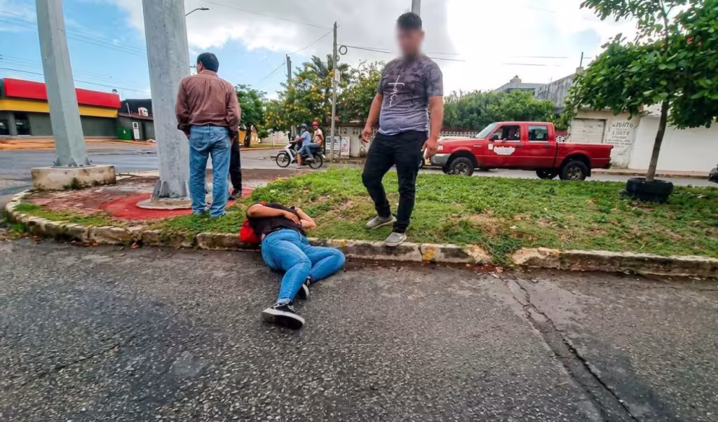 Taxista presuntamente arrolla a pareja en motocicleta y huye en Chetumal