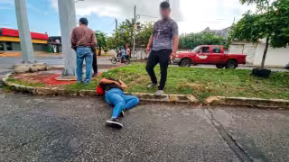 Taxi presuntamente arrolla a motociclistas en Chetumal y huye; una mujer resulta lesionada