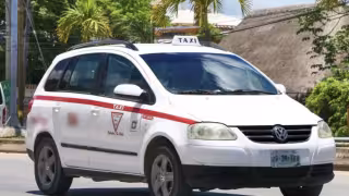 Colombiana señala a taxista de Tulum por presunta intimidación y cobro de mil 200 pesos