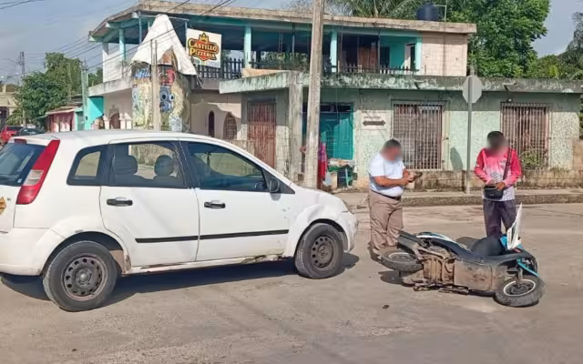 Conductor se pasa el alto y provoca choque con motociclista en José María Morelos