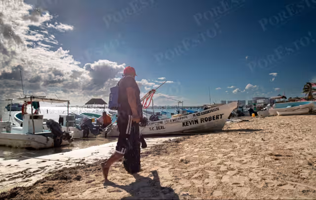 Cierre de puertos por el Frente Frío 32 obliga a pescadores de Puerto Juárez a buscar empleo como albañiles