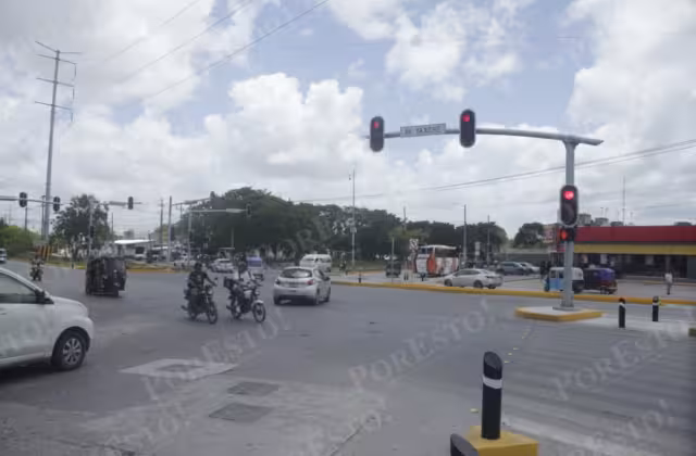 Reportan semáforos inservibles desde hace una semana en la avenida Lak'in de Cancún