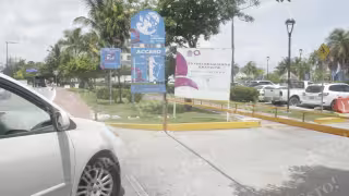 Restringen acceso a estacionamiento público de Playa Langosta en Cancún