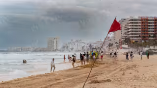 Mal clima cierra 9 playas de Cancún; suspenden actividades escolares y náuticas en Lázaro Cárdenas
