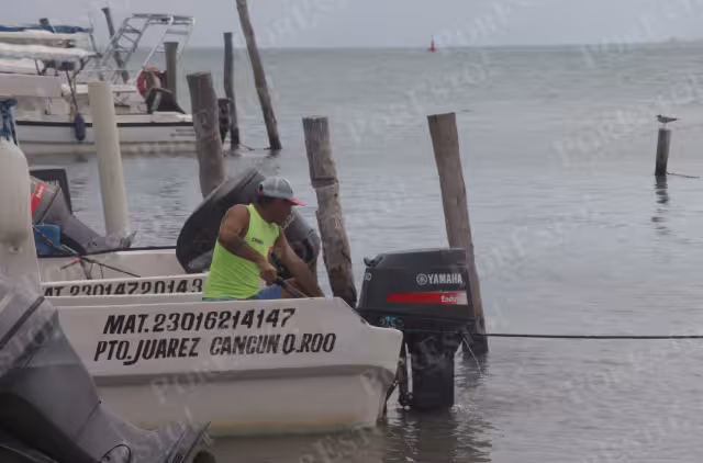 Entre lanchas varadas y redes secándose al sol, sobreviven haciendo trabajos temporales ante la falta de pesca y respaldo