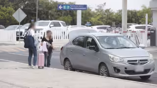 “Nos cobran lo que quieren”: Altas tarifas de taxis y restricciones a transporte de aplicación afectan a turistas en el aeropuerto de Cancún