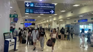 “Se complicó el viaje": Pasajeros de vuelos internacionales denuncian demoras en entrega de equipaje en el aeropuerto de Cancún