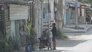 Lluvias y bajas temperaturas “golpean" a familias de colonias irregulares de Cancún