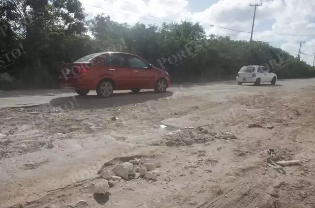 Para rellenar la zona dañada vecinos colocaron escombro y piedras, las cuales han provocado averías en los neumáticos de vehículos que tratan de esquivarlos