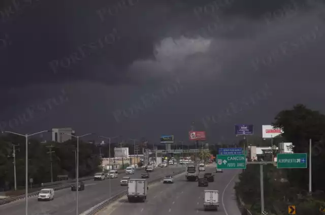 La ciudad se nubló intensamente y las fuertes lluvias comenzaron alrededor del medio día