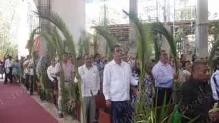 Fieles católicos llenan iglesias de Cancún durante el Domingo de Ramos