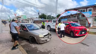 Choque entre taxi y Chevy deja daños materiales en José María Morelos